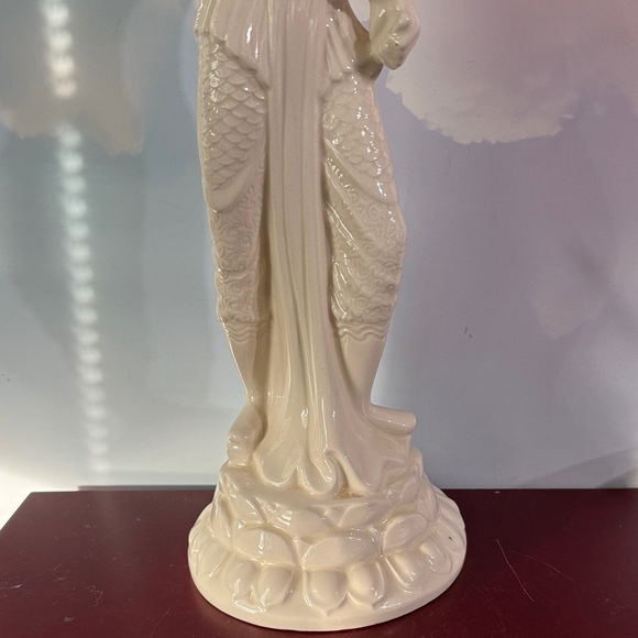 Vintage white ceramic or porcelain Asian female figurine by Maurine Downing - Picture 4 of 12